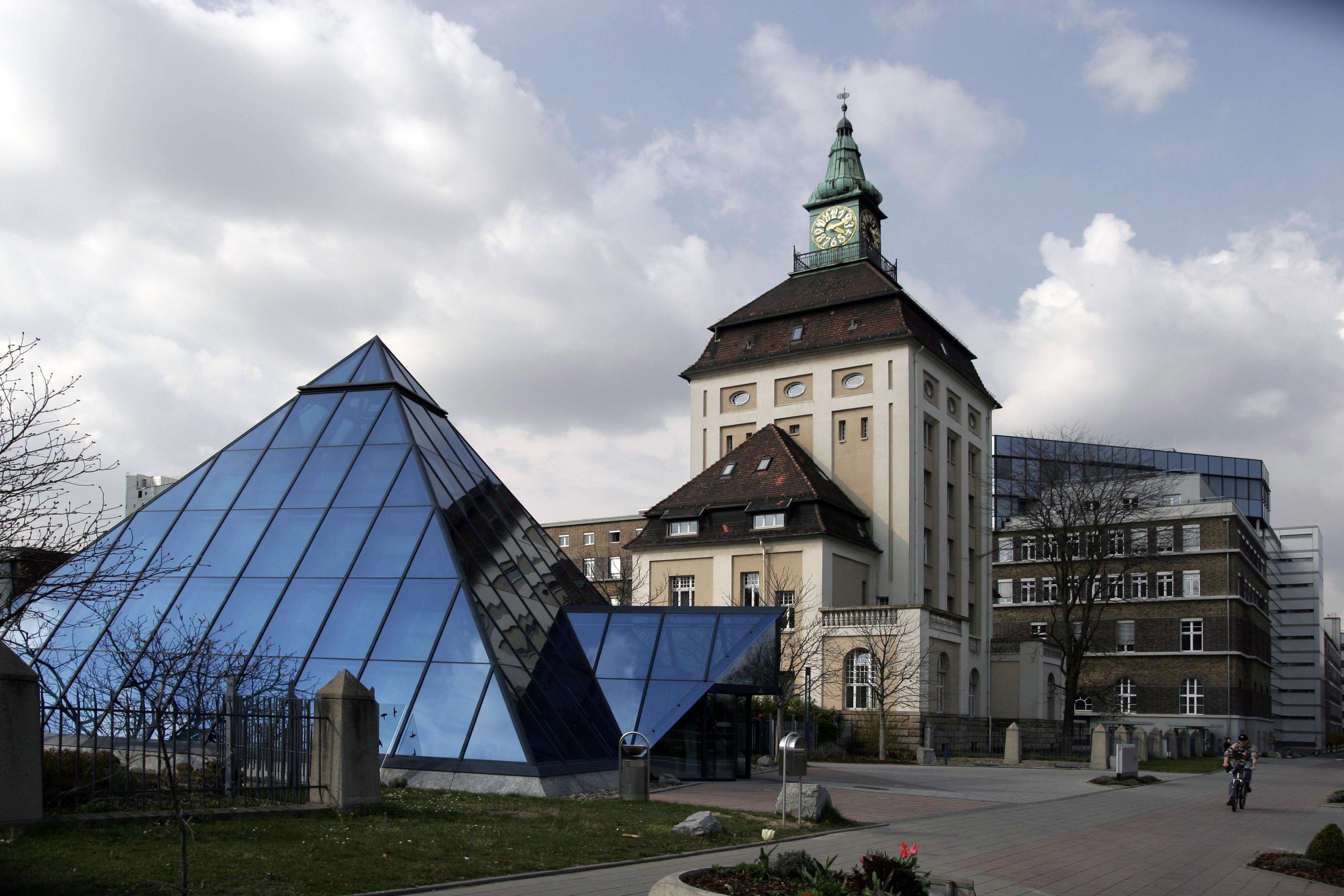 Nha-khach-Merck-o-Darmstadt.jpg